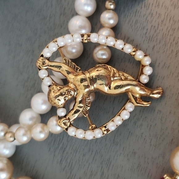 Pearl Set Costume Jewelry - 4 Necklaces & 2 Pins - Picture 2 of 10